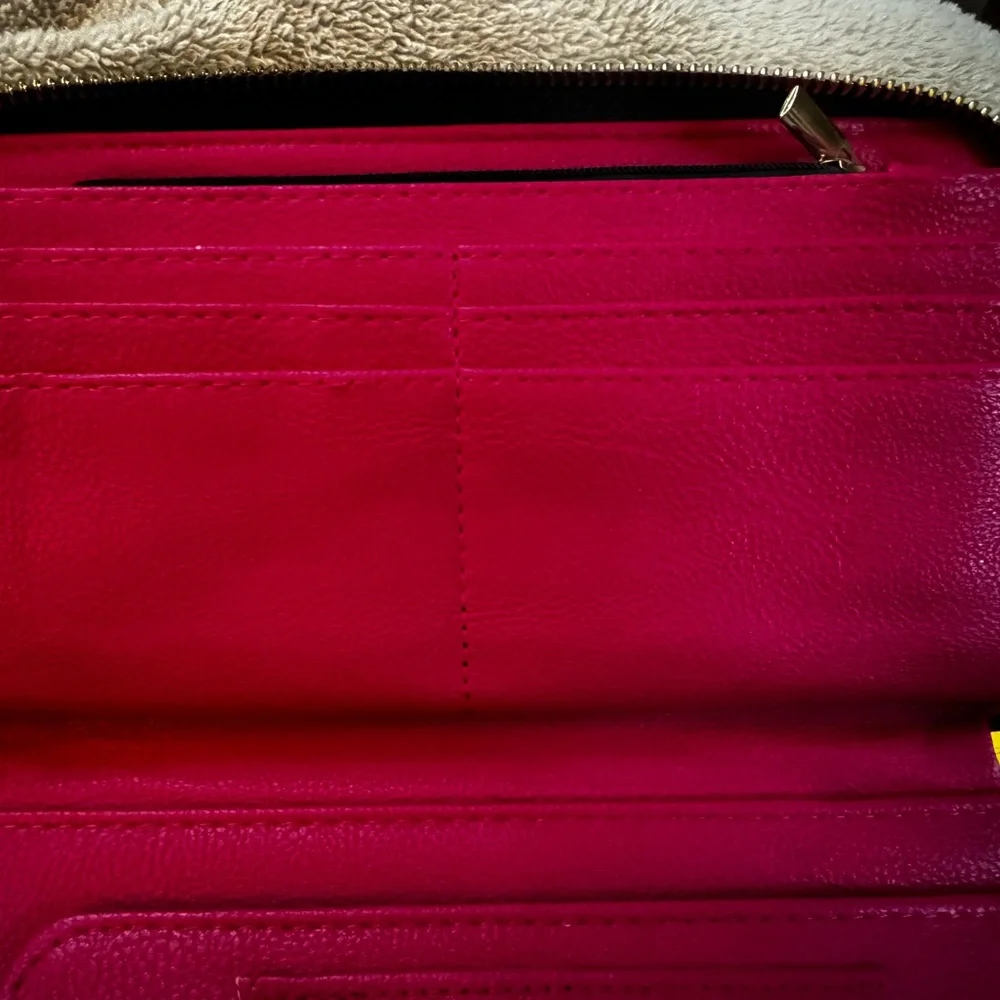 BETSY JOHNSON Wristlet Clutch Wallet w removable strap. Zipper Closure N… - Picture 8 of 10